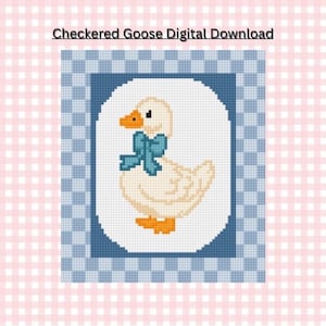 以下が含まれることがあります： 青いリボンをつけたガチョウのクロスステッチデザインのデジタルダウンロード。ガチョウは白い楕円の中に配置され、青いチェック柄のボーダーで囲まれています。「Checkered Goose Digital Download」のテキストが上部にあります。