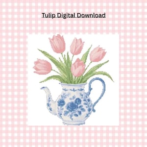 Könnte beinhalten: Digitales Kreuzstichmuster mit einem Strauß rosa Tulpen in einer blau-weißen Blumenvase. Die Vase hat einen Henkel und einen Ausguss. Der Hintergrund ist ein rosa-weißes Vichy-Muster. Der Text lautet "Tulip Digital Download".