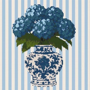 以下が含まれることがあります： 青と白の花瓶に青いアジサイと緑の葉が描かれたデジタルイラスト。花瓶には花の模様があります。背景は青と白のストライプ模様です。