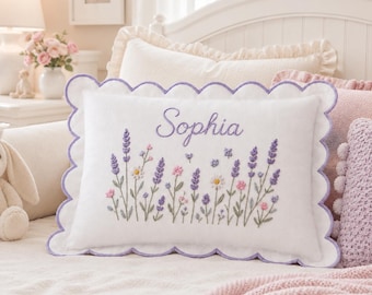 Personlig lavendel namnkudde, anpassad blommig kudde med vågig kant, Cottagecore barnrumskudde, lavendelblomdekor, present till babyflicka