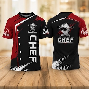 Peut inclure: T-shirt de chef noir et rouge avec un motif de toque et de couteaux croisés. Le devant du t-shirt porte le mot "CHEF" verticalement. Le dos du t-shirt présente également un motif de toque et de couteaux croisés.