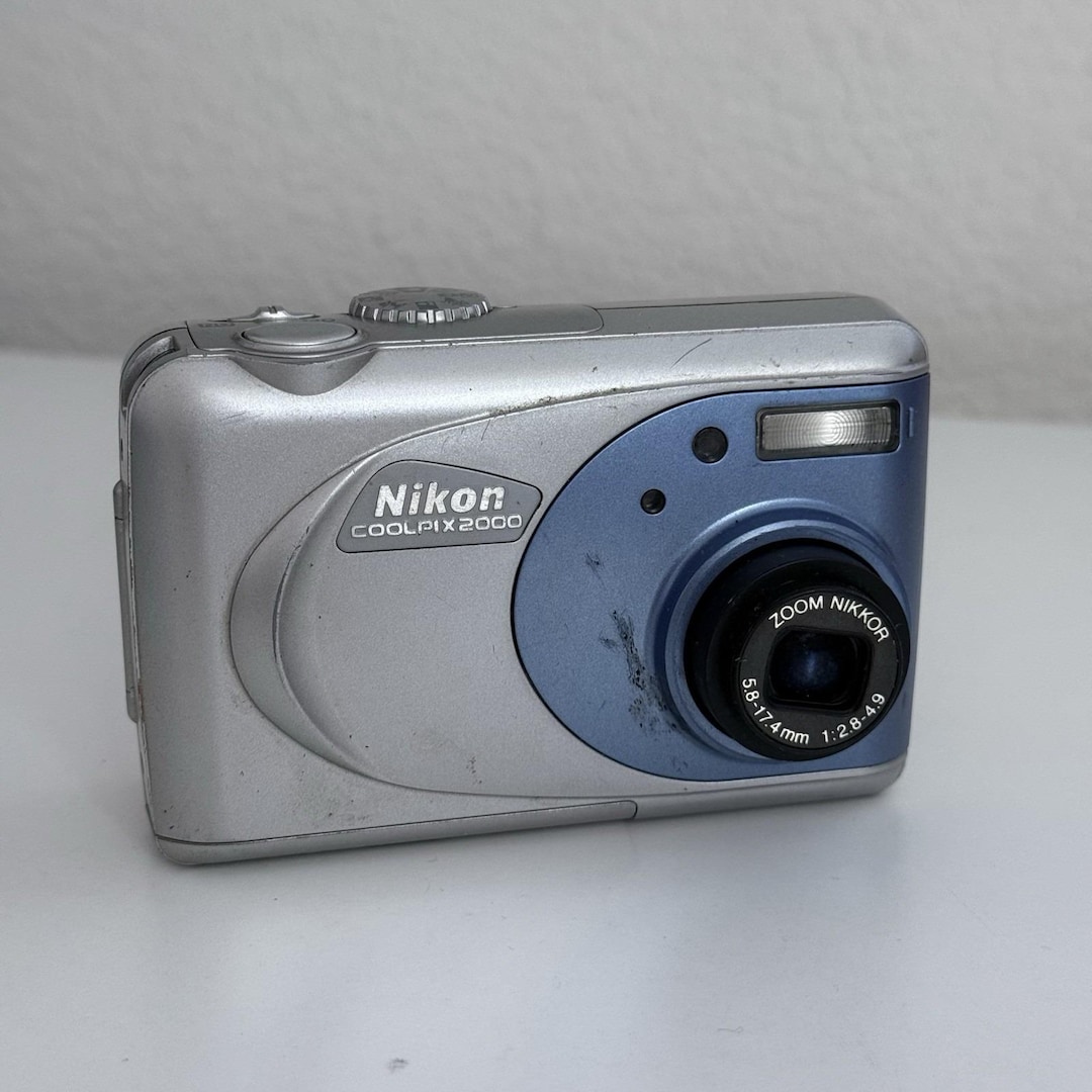 Nikon Coolpix 2000 Digital Camera Only AA Battery Not Included