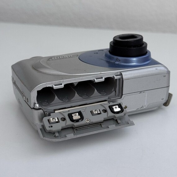 Nikon Coolpix 2000 Digital Camera Only AA Battery Not Included