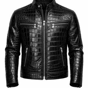 Könnte beinhalten: Schwarze Lederjacke mit Krokodilleder-Optik. Sie hat einen Stehkragen, mehrere Reißverschlusstaschen und einen durchgehenden Reißverschluss. Die Jacke ist für einen schlanken, modernen Look zugeschnitten.