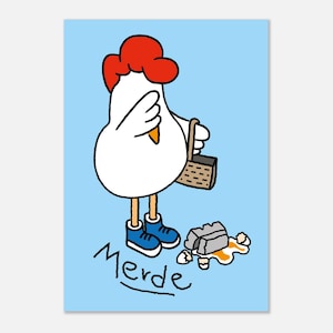 Puede incluir: Ilustración de dibujos animados de un pollo blanco con cresta roja, botas azules y una cesta. La palabra "Merd" está escrita en cursiva negra debajo del pollo, con huevos rotos y un ladrillo.