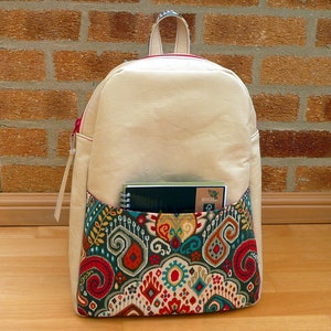 Mochila de piel, mochila de piel color crema y tejido paisley, bolso con cremallera en la parte superior