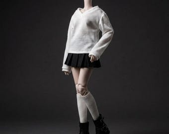 Conjunto minimalista de 4 piezas para muñeca SD BJD 1/3: top básico con cuello en V, falda plisada negra y calcetines (60 cm).