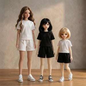 Puede incluir: Tres muñecas articuladas de pie en fila. La muñeca más alta tiene el pelo largo castaño, viste una camiseta blanca y pantalones cortos blancos. La muñeca del medio tiene el pelo negro, viste una camiseta negra y pantalones cortos negros. La más pequeña tiene el pelo rubio, viste una camiseta blanca y pantalones cortos negros. Todas llevan zapatillas blancas.