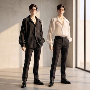 Peut inclure: Deux figurines articulées debout côte à côte. La figurine de gauche porte une chemise noire plissée à manches longues et un pantalon noir. La figurine de droite porte une chemise blanche plissée à manches longues et un pantalon noir.