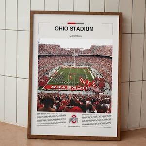 Puede incluir: Impresión enmarcada del estadio de Ohio en Columbus, Ohio. La imagen muestra un estadio lleno con un campo de fútbol y las palabras "OHIO STADIUM" en la parte superior. La multitud viste de rojo, y el campo tiene las palabras "BUCKEYES".