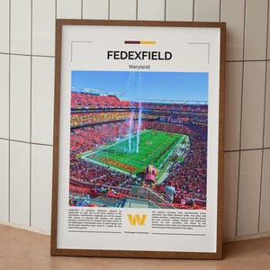 Puede incluir: Una impresión enmarcada que muestra una vista aérea de FedExField en Maryland, hogar de los Commanders de Washington. El estadio está lleno de aficionados y el campo es verde. La impresión incluye el texto "FEDEXFIELD" y "Maryland".