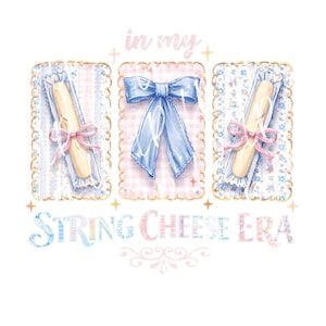 Könnte beinhalten: Illustration mit drei gerahmten Bildern: eine hellblaue Schleife und zwei Käserollen, die mit rosa Bändern gebunden sind. Der Text "in my String Cheese Era" wird in einer dekorativen Schriftart angezeigt.