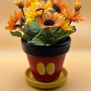 Maceta de terracota de Mickey Mouse pintada a mano / Maceta con botones rojos, negros y amarillos
