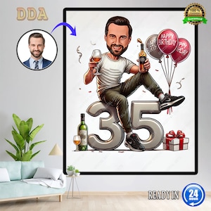 Könnte beinhalten: Digitaldruck eines Mannes, der seinen 35. Geburtstag feiert. Er hält ein Weinglas und eine Flasche, sitzt auf einer großen Zahl 35. Luftballons sagen "Happy Birthday". Eine Geschenkbox und eine Weinflasche sind ebenfalls vorhanden.