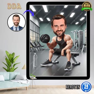 Könnte beinhalten: Eine digitale Karikatur eines Mannes, der eine Hantel in einem Fitnessstudio hebt. Der Mann trägt ein schwarzes Tanktop und Shorts mit schwarzen Turnschuhen. Eine Wasserflasche steht in der Nähe. Das Bild ist mit einem schwarzen Rahmen versehen und enthält Text.