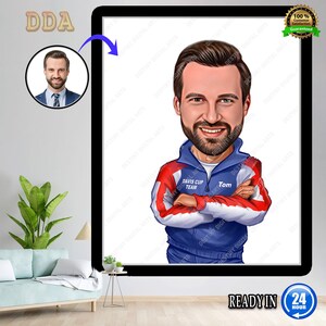 Puede incluir: Retrato de caricatura enmarcado de un hombre con una chaqueta azul y roja con el texto "DAVIS CUP TEAM" y el nombre "Tom". La imagen incluye un retrato más pequeño y el texto "READY IN 24 HOUR".