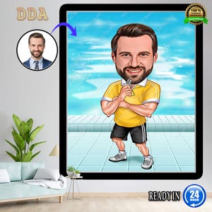 Könnte beinhalten: Digitale Karikatur eines Mannes in einem gelben Poloshirt, schwarzen Shorts und Turnschuhen, der eine Trillerpfeife hält. Der Hintergrund zeigt einen Pool und den Himmel. Das Bild enthält den Text "READY IN 24 HOUR" und "100% Customer Satisfaction Guaranteed".