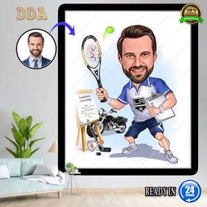 Puede incluir: Retrato de dibujos animados enmarcado de un hombre sosteniendo una raqueta de tenis y una portapapeles, con una pelota de tenis en el aire. La imagen incluye una pequeña pizarra con las palabras "business coaching" y una motocicleta. El texto "READY IN 24 HOUR" también es visible.