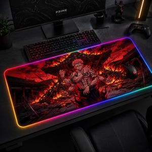 Puede incluir: Una alfombrilla de ratón rectangular para juegos con una ilustración vibrante y de alto contraste de un personaje de cuatro brazos con cabello puntiagudo y marcas oscuras en un paisaje ardiente. La alfombrilla tiene una tira de luz LED brillante.