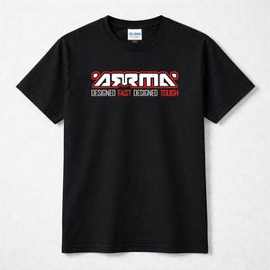 Peut inclure: Un t-shirt noir à manches courtes avec le texte ARRMA en blanc et rouge sur la poitrine, accompagné du slogan DESIGNED FAST DESIGNED TOUGH imprimé en dessous en lettres blanches et rouges. Le t-shirt possède un col rond standard.