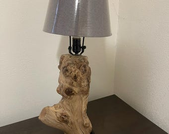 Rustikale Tischlampe aus Kirschholz mit Schirm - Handgefertigter Holzakzent für die traditionelle Wohnkultur