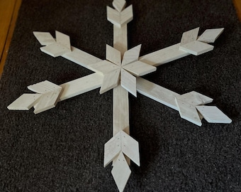 Rustikale hölzerne Schneeflocke-Wandkunst - handgemachter Feiertags-Kabinendekor für gemütliche Atmosphäre