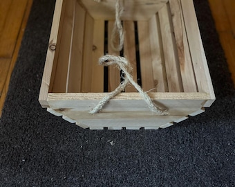 Rustikaler Gartenkorb aus Holz für das Leben im Freien, Gartenarbeit und Picknicks - dekorativ und funktionell