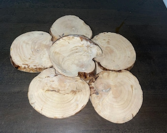 Handgefertigtes rustikales Käsetablett aus Holz - Servierbrett aus Fichtenmaser mit lebensmittelechtem Finish