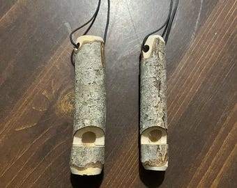 2 silbatos de arce de madera dura hechos a mano: perfectos para niños, aventuras al aire libre y exploración musical.