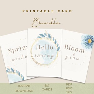 Op de afbeelding: Een afdrukbare kaartenbundel met drie ontwerpen met aquarel bloemaccenten. De kaarten bevatten de zinnen "Spring wishes", "Hello spring" en "Bloom & grow". De kaarten zijn 12,7 x 17,8 cm en direct te downloaden.
