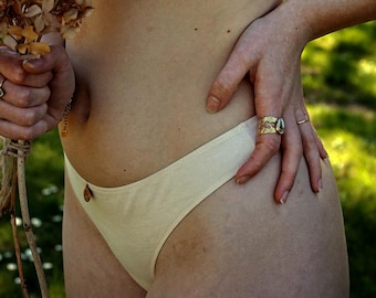 Organic cotton thong with no irritating seams, natural dye, soft and comfortable - Dune color