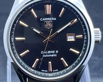 Reloj de pulsera vintage Tag Heuer Carrera con movimiento automático Calibre 5, esfera negra, caja y brazalete de acero inoxidable, con fecha funcional para hombre.