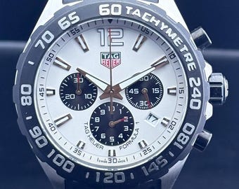 Reloj de pulsera vintage Tag Heuer Formula 1 Chrono Quartz con esfera blanca, correa de caucho negra, fecha y segundero, caja de acero inoxidable para hombre.
