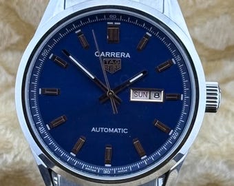 Reloj de pulsera vintage Tag Heuer Carrera con movimiento automático Calibre 5, esfera azul, caja y brazalete de acero inoxidable, con fecha y día para hombre.