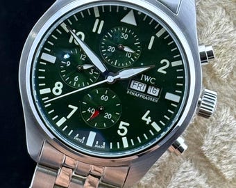 Reloj de pulsera IWC Pilot's Chrono automático vintage con esfera verde, caja y brazalete de acero inoxidable, fondo transparente y función de fecha/día para hombre.