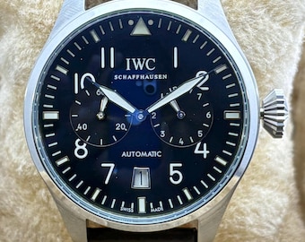 Reloj de pulsera IWC Schaffhausen Big Pilot's automático vintage con fecha y subesfera, esfera negra, correa de cuero marrón y fondo transparente para hombre.