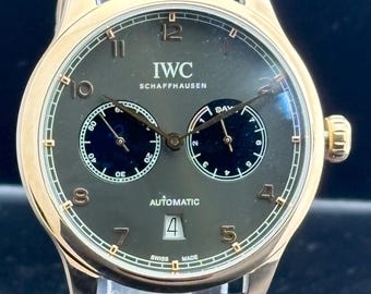 Reloj de pulsera IWC Schaffhausen vintage automático con reserva de marcha, correa de cuero marrón, esfera gris, caja de oro rosa y fecha.