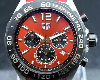 Reloj de pulsera vintage Tag Heuer Formula 1 Chrono Quartz con esfera roja, correa de caucho roja, fecha y segundero, caja de acero inoxidable para hombre.