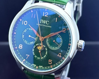 Reloj de pulsera IWC Schaffhausen vintage con calendario perpetuo automático, fecha y día en funcionamiento, esfera verde, correa de cuero verde y fondo transparente para hombre.
