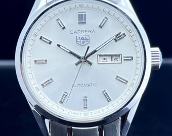 Reloj de pulsera vintage Tag Heuer de movimiento automático, esfera blanca, caja y brazalete de acero inoxidable, fondo transparente, con fecha y día para hombre.