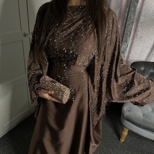 Versierde abaya met vlinder, hijab en riem, Eid-outfit