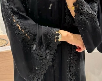 Schwarze Spitze verschönerte Abaya mit passendem Hijab, bescheidenem Kleid
