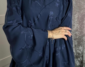 全面に刺繍が施されたアバヤとヒジャブ、ラマダンの衣装