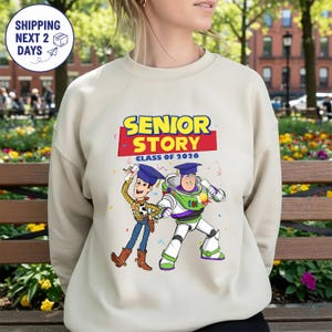 Toy Story 2026 Senior Disneyland Shirt, Toy Story Buzz Lightyear, Proud Family Graduation Matching Tee, Class Of 2026 Graduation Gifts Shirt imagem 8
