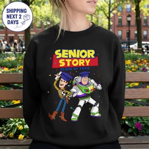 Toy Story 2026 Senior Disneyland Shirt, Toy Story Buzz Lightyear, Proud Family Graduation Matching Tee, Class Of 2026 Graduation Gifts Shirt imagem 7