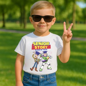 Toy Story 2026 Senior Disneyland Shirt, Toy Story Buzz Lightyear, Proud Family Graduation Matching Tee, Class Of 2026 Graduation Gifts Shirt imagem 10