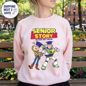 Toy Story 2026 Senior Disneyland Shirt, Toy Story Buzz Lightyear, Proud Family Graduation Matching Tee, Class Of 2026 Graduation Gifts Shirt imagem 3
