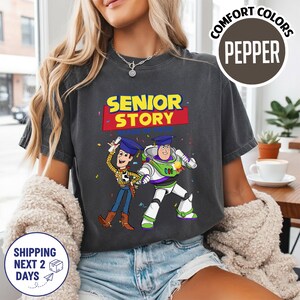 Toy Story 2026 Senior Disneyland Shirt, Toy Story Buzz Lightyear, Proud Family Graduation Matching Tee, Class Of 2026 Graduation Gifts Shirt imagem 2