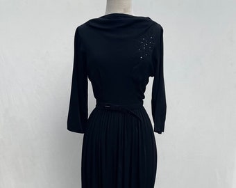 Vestido de festa vintage de rayon preto crepe soutache com strass dos anos 1950