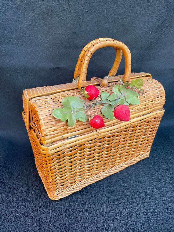 Vintage 1950s woven basket purse w/fruit